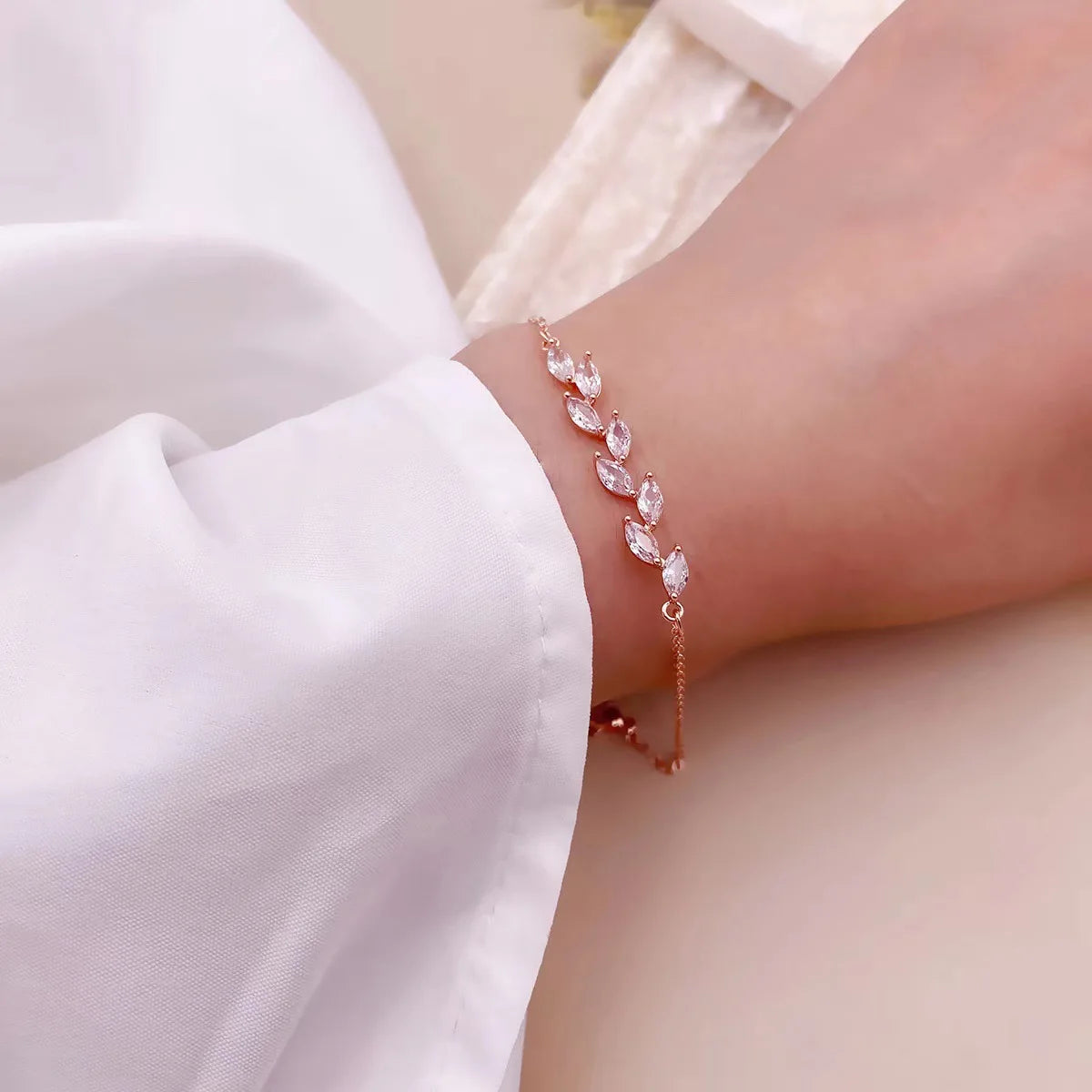 Zircon-Embellished Leaf Bracelet - Elegant Diamond-Inspired Design